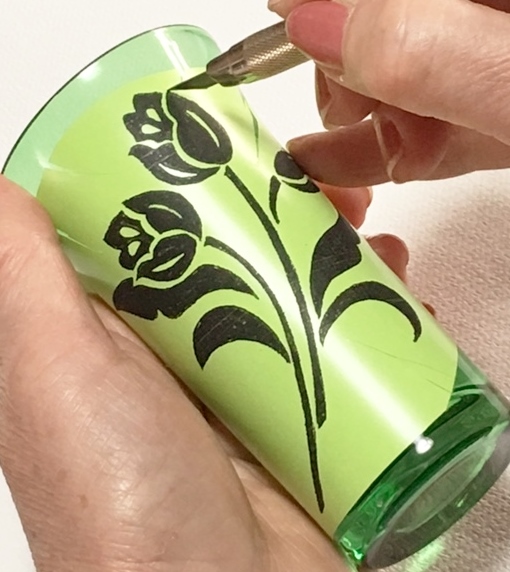 デザインシートをグラスに貼り、デザインカッターで模様を切り抜いていきます。細かい作業ですが、意外に皆さんハマります♪