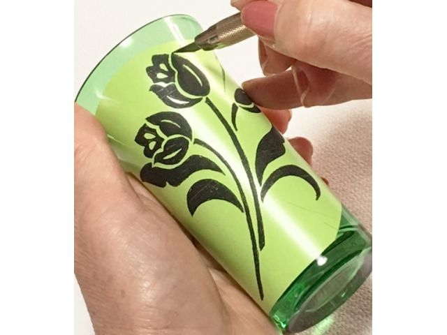 デザインシートをグラスに貼り、デザインカッターで模様を切り抜いていきます。細かい作業ですが、意外に皆さんハマります♪