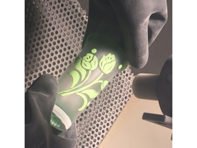 ブラスターの中はこんな感じ。圧搾空気でノズルから噴出される砂をガラスの表面に吹き付け色ガラスを彫っていきます。