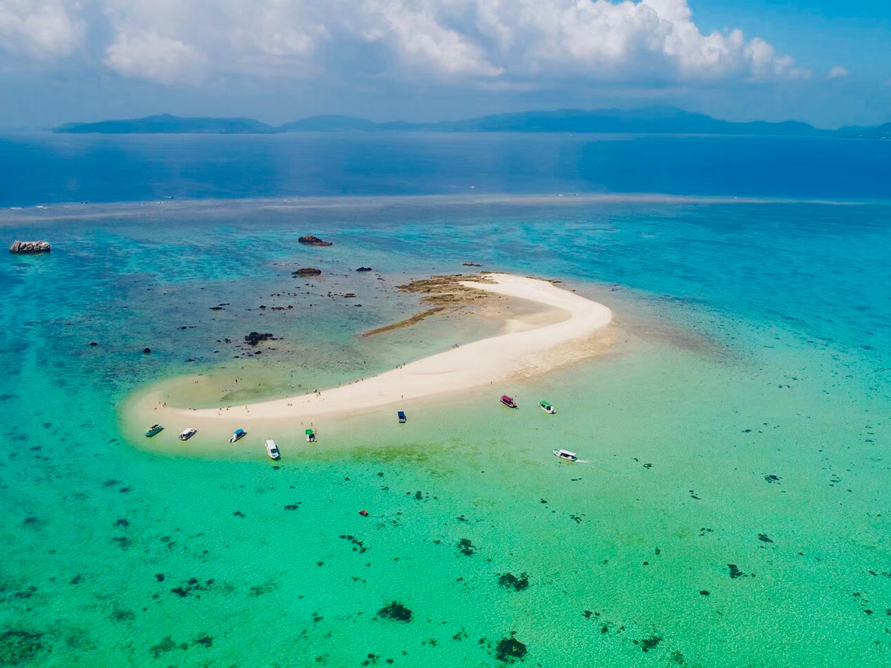 干潮時だけ出てくる砂浜で出来た島。幻の島と呼ばれる理由です。