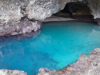 石垣島の秘境、青の洞窟シュノーケルツアー