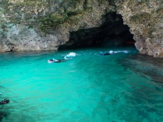 石垣島神秘の秘境【青の洞窟】