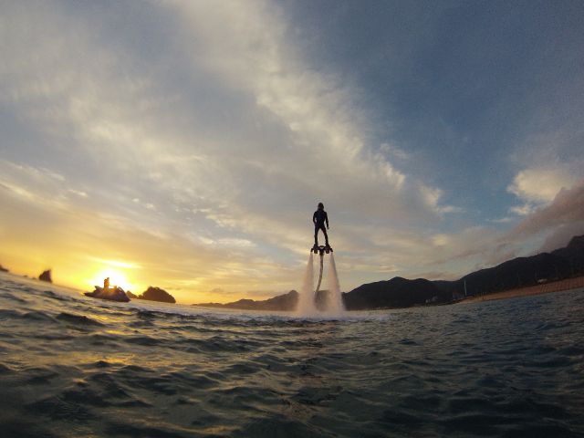 夕日の中でフライボード。byスタッフ
