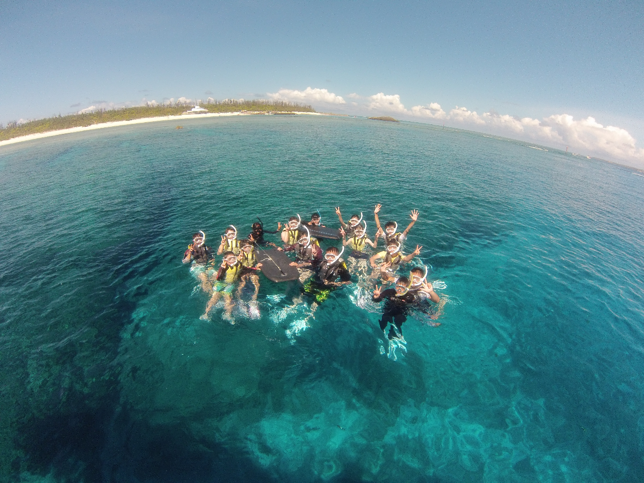 足元の直ぐ下は、お魚、珊瑚のパラダイス!