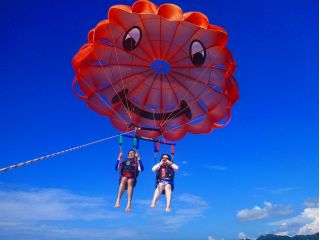 白い砂浜と青く透明度抜群の海で、パラセーリングで鳥になった気分を楽しもう!高い空から見る海はとても綺麗で感激!