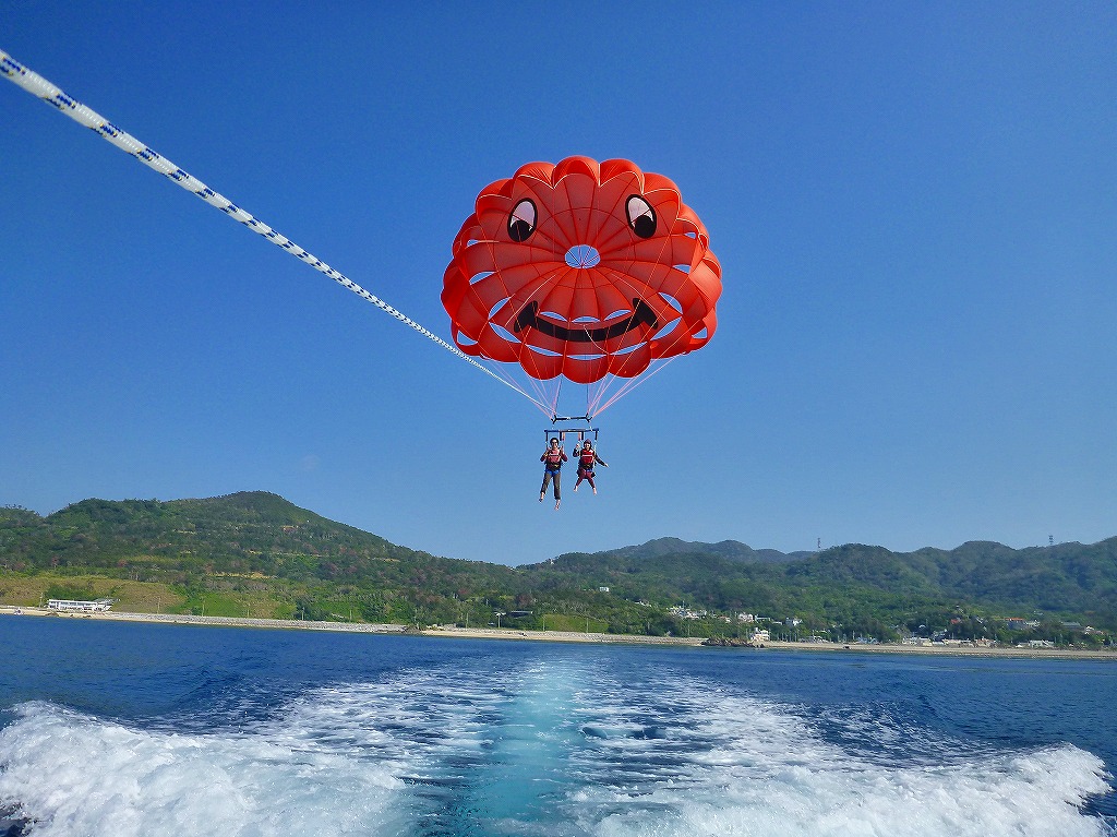 みんな島パラセーリングで鳥になった気分を楽しもう!