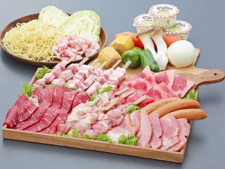 写真は3人前です。 盛り付け・器はイメージです。野菜は季節によって変更になる場合がございます。