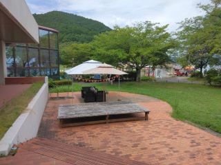 休暇村近江八幡西館ロビーから水泳場へ向かう途中に設置しています。