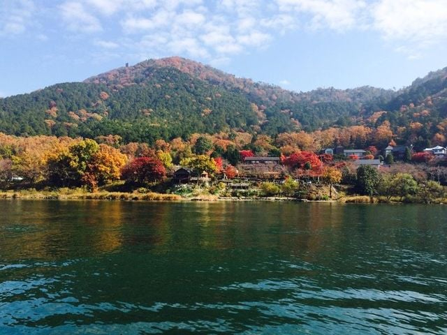 10:00休暇村出発【紅葉狩りクルージング&沖島さんぽ】紅葉弁当と温泉のサービス...