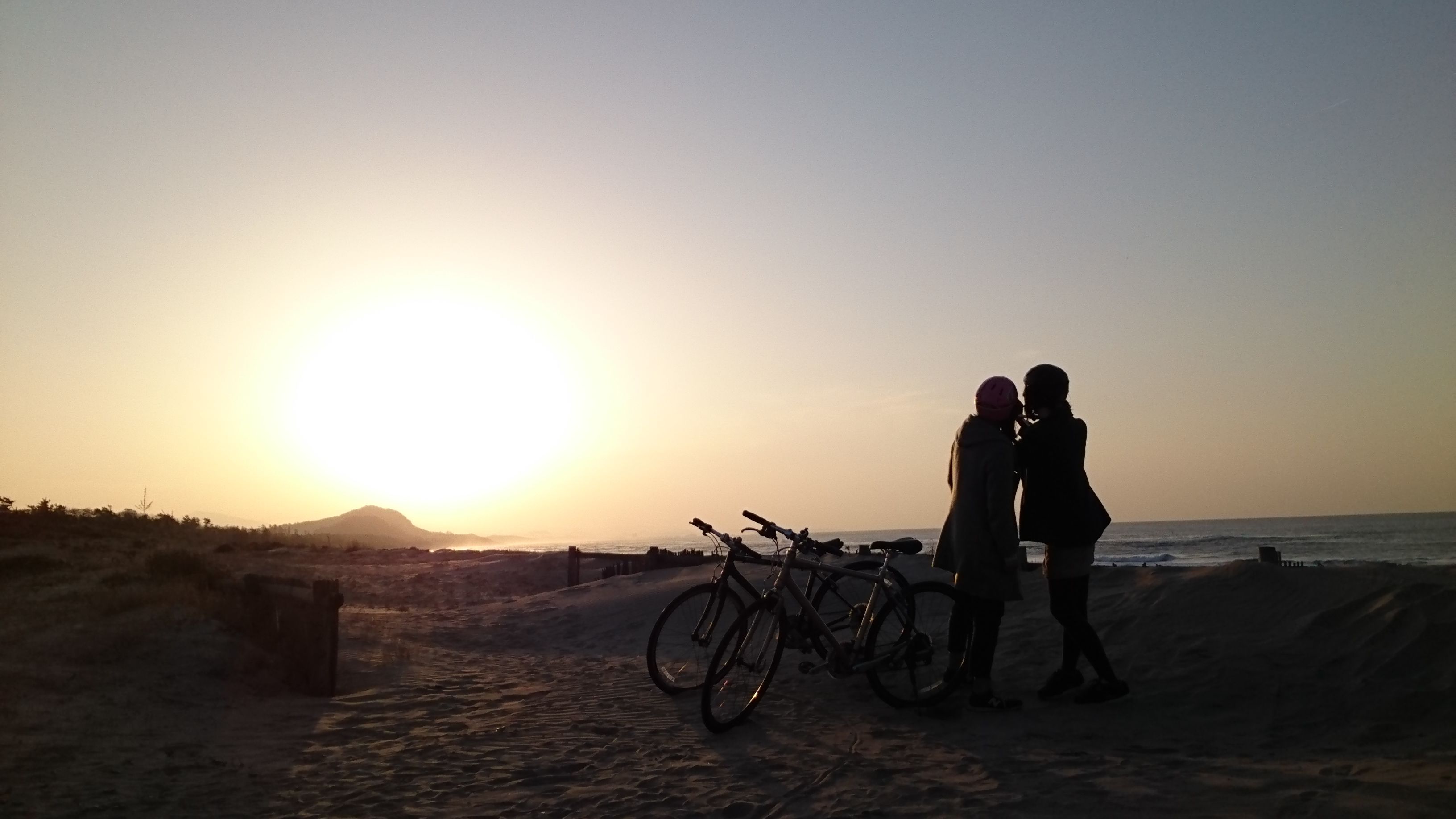 海岸線から美しい夕陽を眺めて