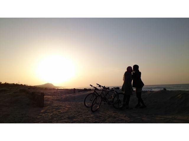 海岸線から美しい夕陽を眺めて