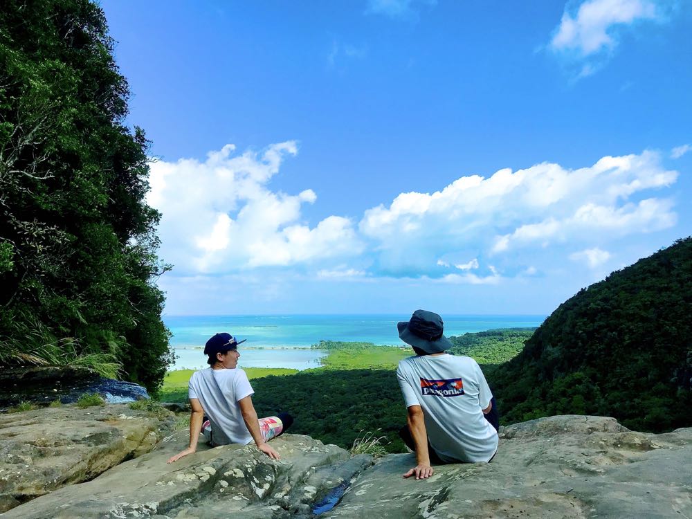 ピナイサーラの滝うえからはマングローブ〜海〜鳩間島まで見渡せる。大自然を感じる絶景のパノラマだ。