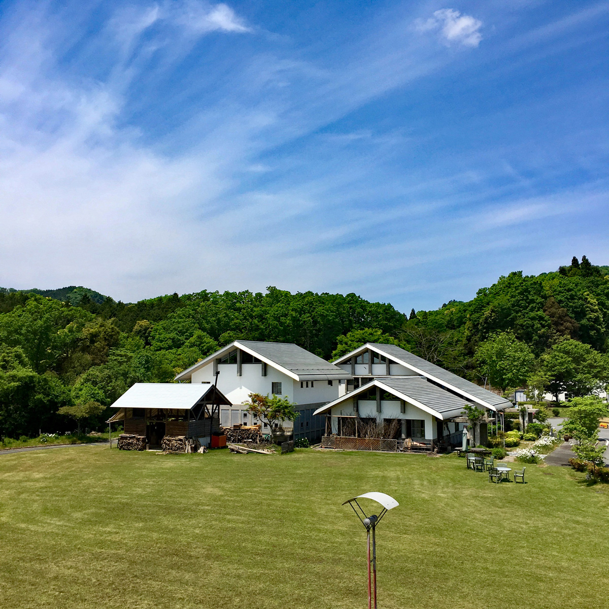 野鳥がさえずる、広々とした園内はお散歩も楽しめます。隣接のホテルでは、レストランや温泉もご利用いただけます。