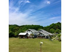 野鳥がさえずる、広々とした園内はお散歩も楽しめます。隣接のホテルでは、レストランや温泉もご利用いただけます。