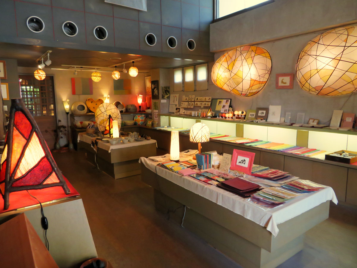 M[ł͘ai𒆐SɃIWii̔Ă܂B񂨗肭B