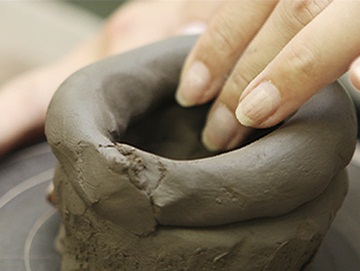 初心者の方でも比較的簡単に作りやすい体験教室です。
手動で回しながら作るので色々な形の物が作れます。