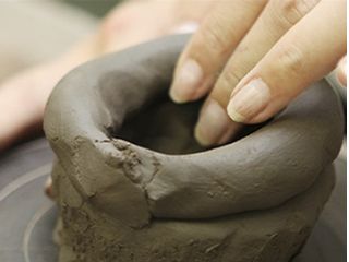 初心者の方でも比較的簡単に作りやすい体験教室です。
手動で回しながら作るので色々な形の物が作れます。