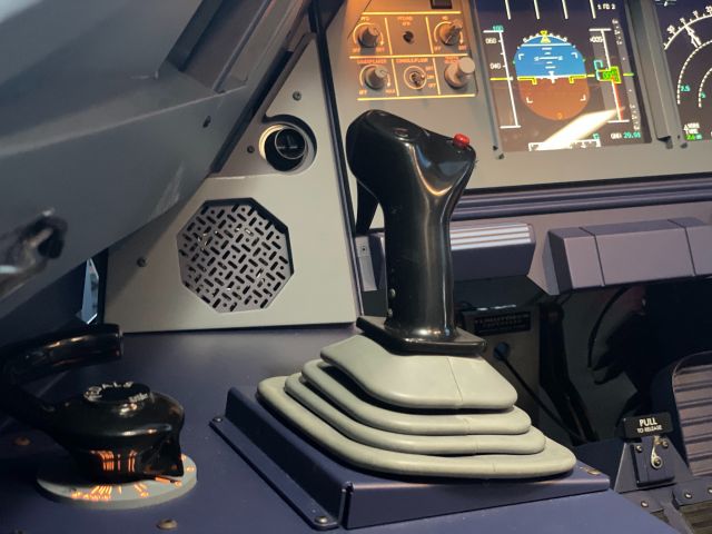 操縦はサイドスティックで行います。初心者の方でもコントロールが楽チンです!