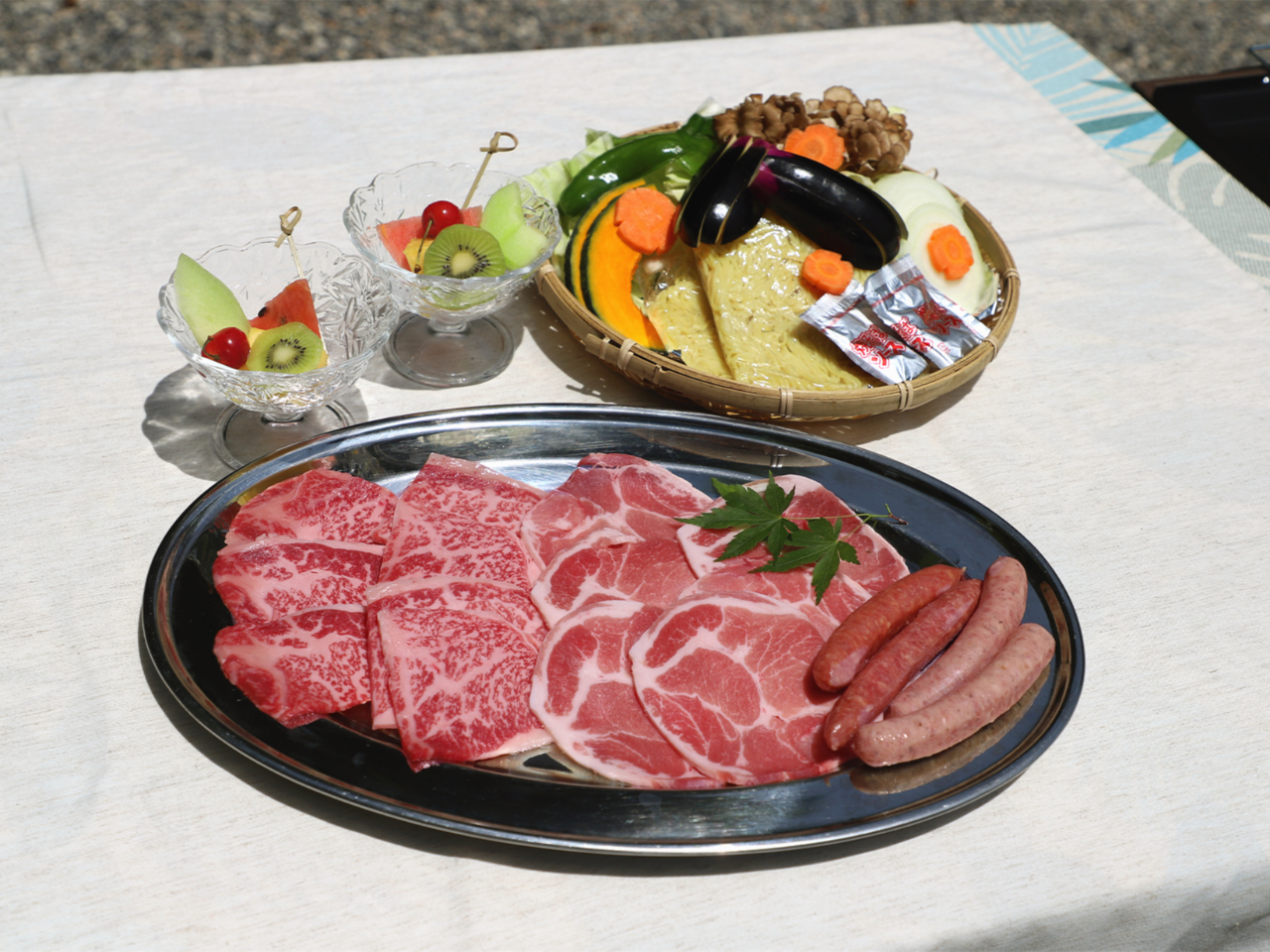 日光高原牛、豚肉、ウインナーのミックスセットです。（お写真は2人前）