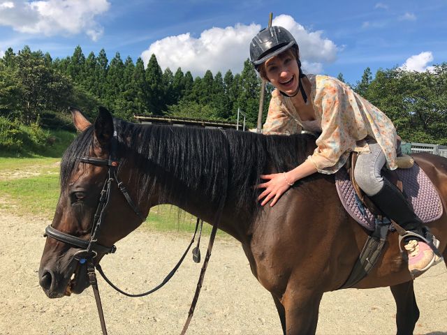 外乗から帰ってきたら、お馬さん達を褒めてあげてね!ハグもOK