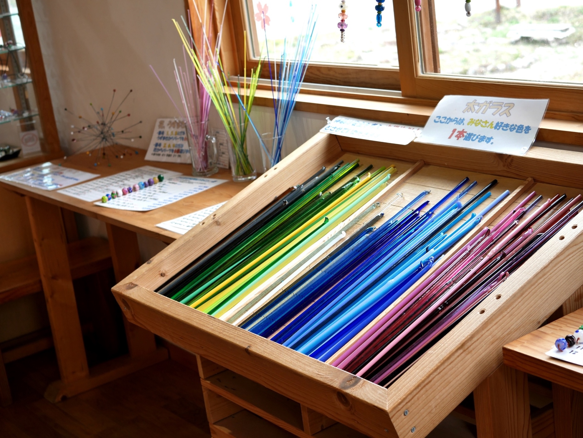 色とりどりのガラスから好きな色を選べます☆