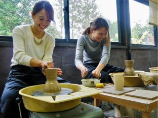 ろくろ体験いざスタート!スタッフがサポートしますので初めての方でも安心して体験いただけます♪