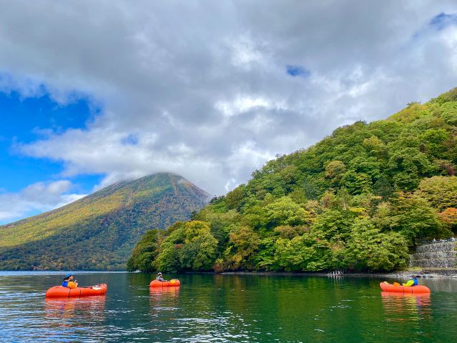 普段は見られない湖上から見る陸の紅葉はまた格別です!!