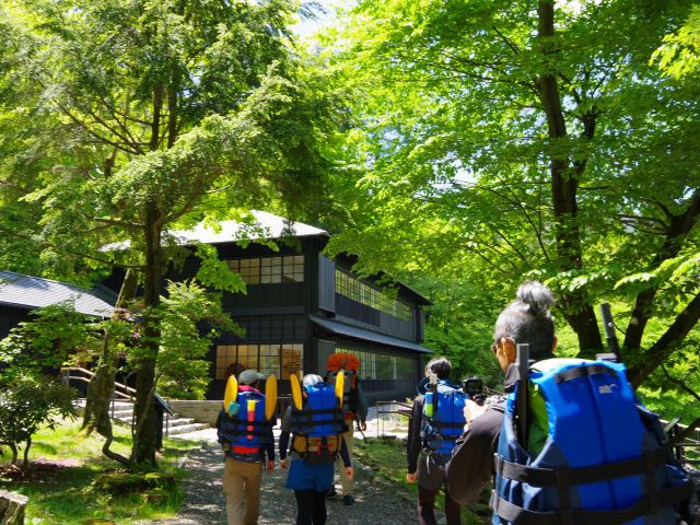 大使館別荘記念公園の美しい森を抜けて進んでいきます。