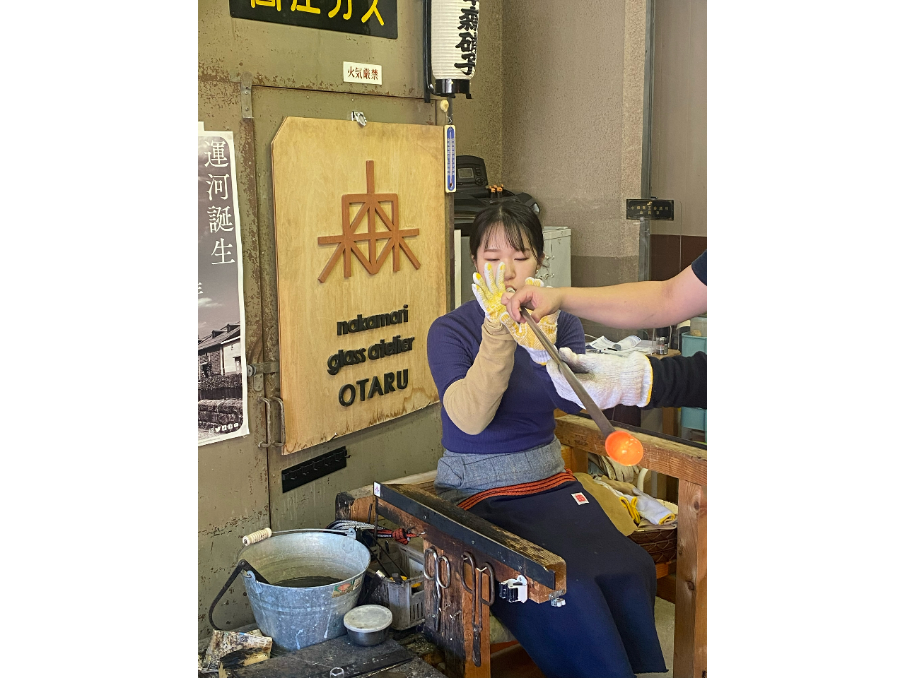 ガラスを膨らませるのに息を吹き込んだり、飲み口の形を整える