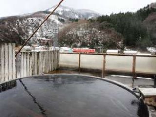 大糸線を眺めながら入浴できる展望露天風呂♪