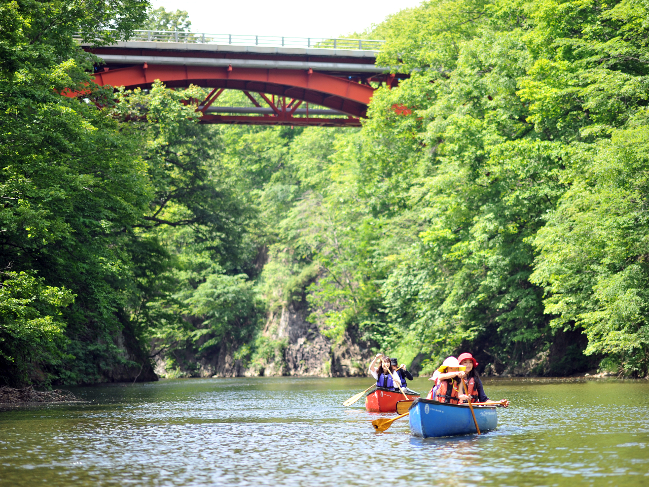定山渓の渓谷に包まれるカヌー体験