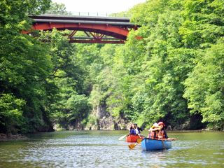 定山渓の渓谷に包まれるカヌー体験