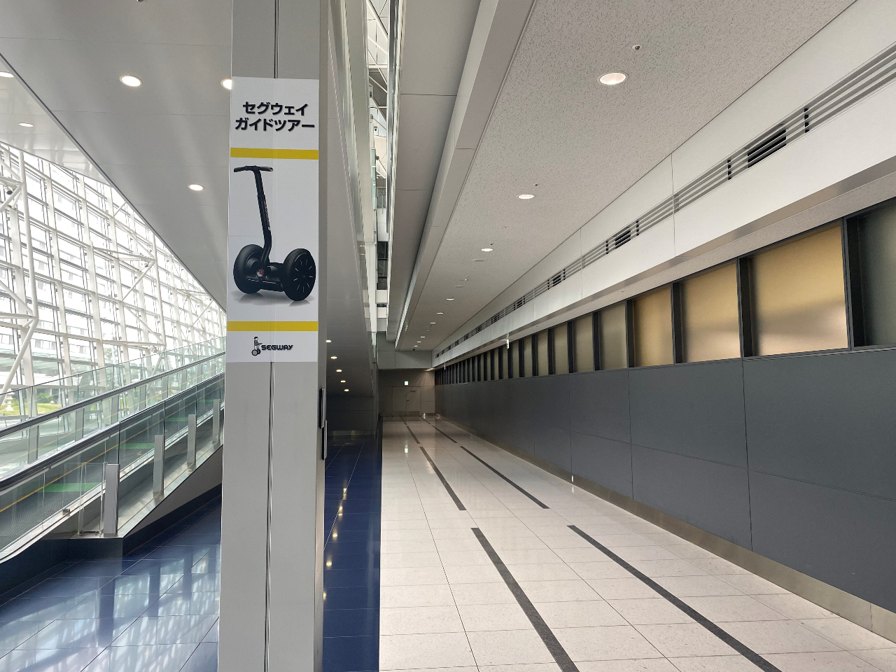 当日受付はこちらのになります!ターミナルビル1Fのウェルカムガーデン付近です。近くにローソンがあります。