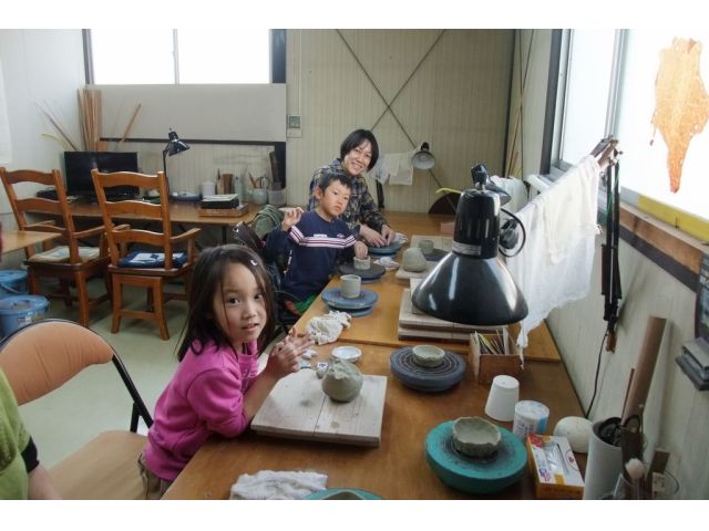 手で回すロクロなのでお子様でも大丈夫。初めての陶芸体験。きっと楽しんでいただけます。