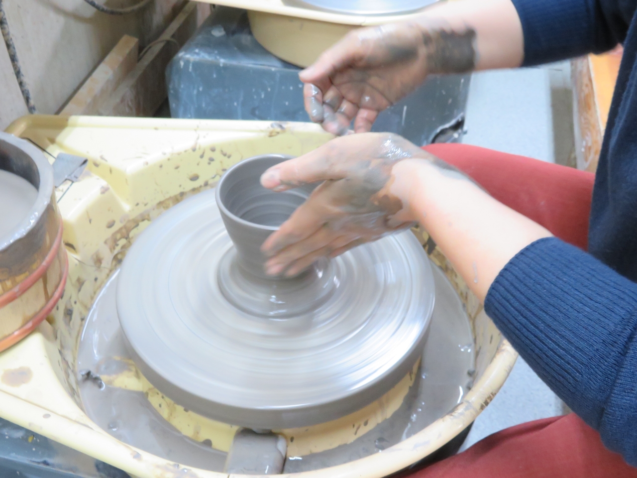 初めての電動ろくろ体験。最初は難しいですが・・・・ちょっと慣れれば素敵な作品が完成です。