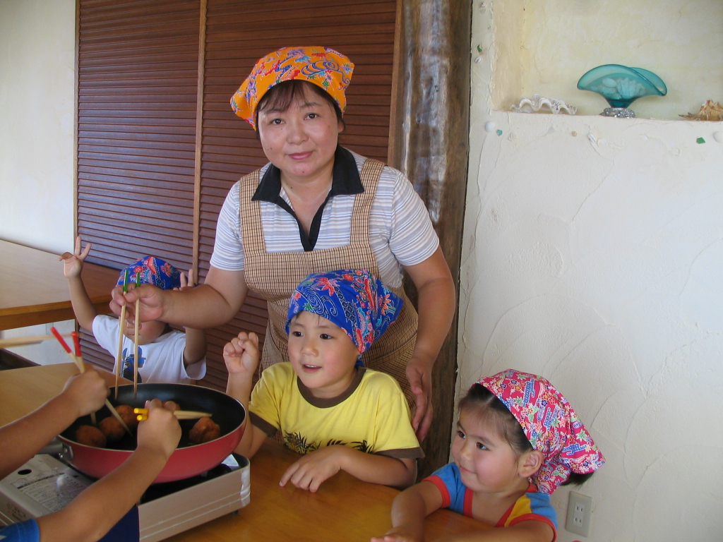 小さい子も楽しくお菓子作りに参加♪甘い香りがしてきましたよ〜