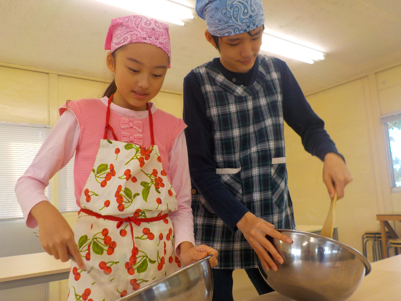 �܂��̓{�E���ɍޗ������Ă悭�����܂�