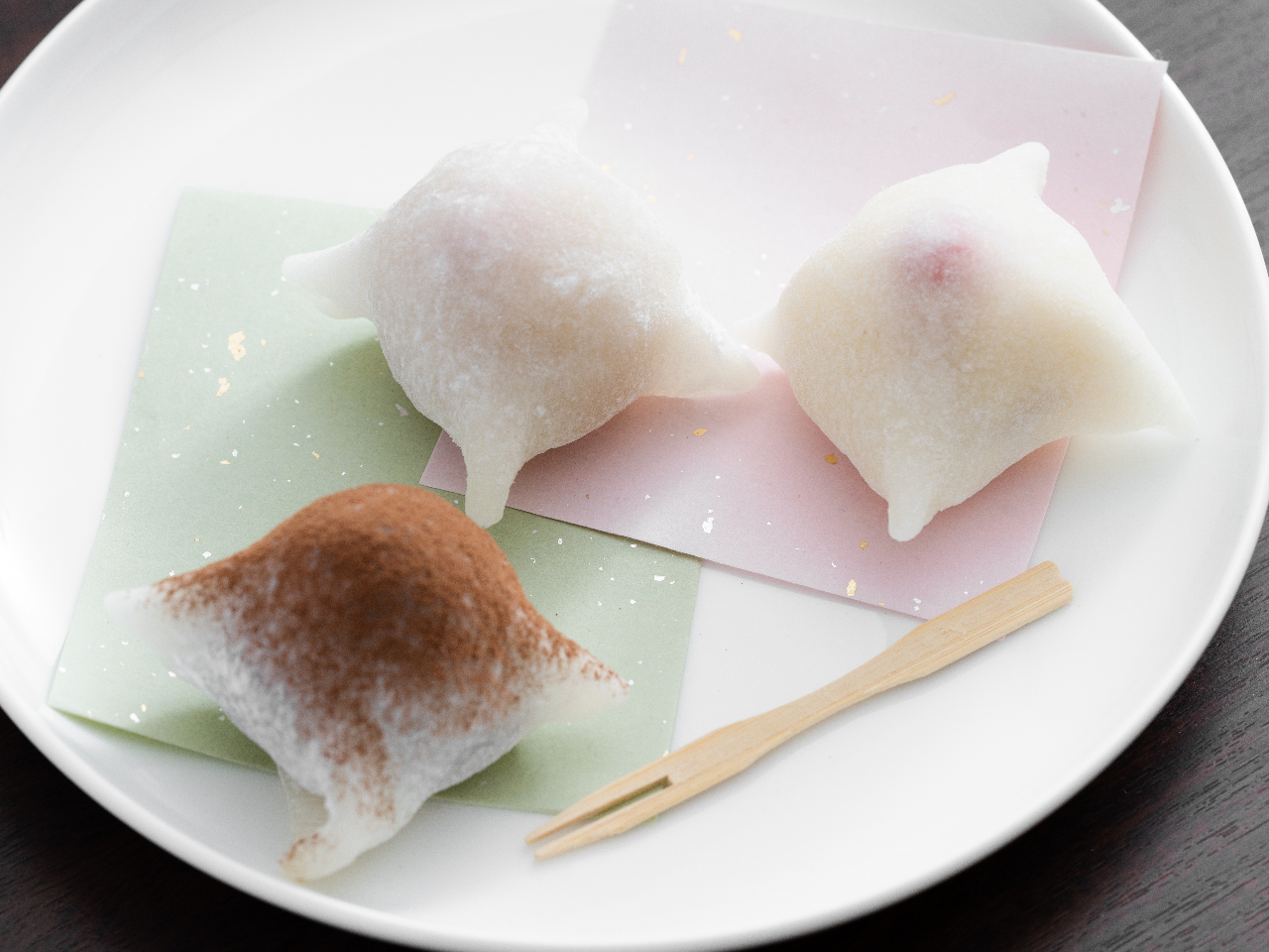 餡の甘さと、イチゴの甘酸っぱさが何とも言えない「いちご大福」も販売しております。