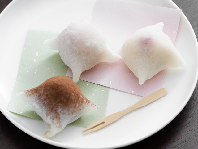 餡の甘さと、イチゴの甘酸っぱさが何とも言えない「いちご大福」も販売しております。