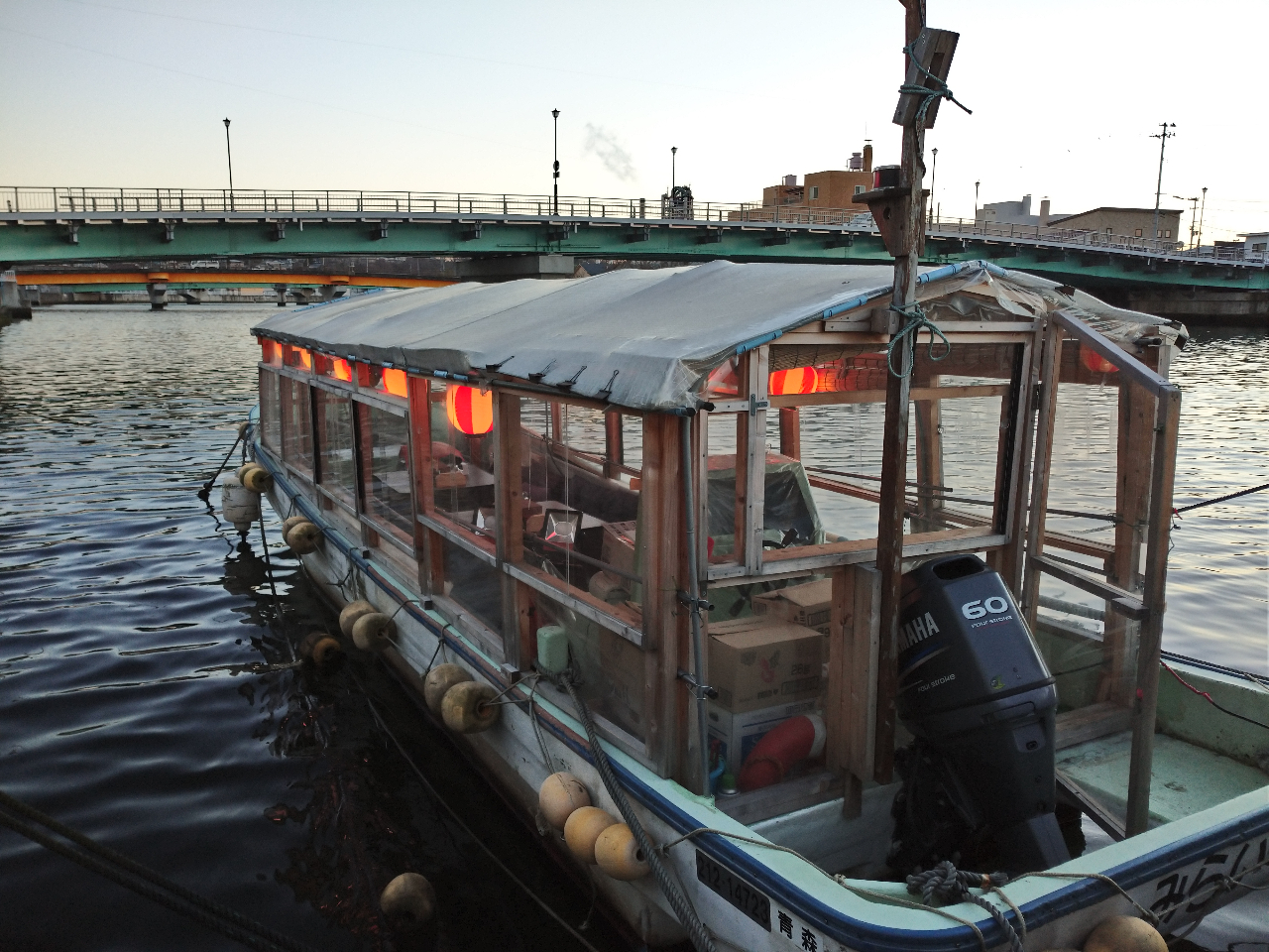 民謡「八戸小唄」で歌われる湊橋の前に係留する八戸新井川屋形船風景。