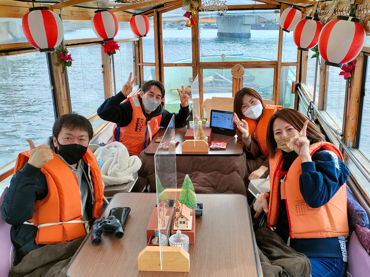 こたつ屋形船の室内風景。