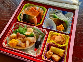 新プラン!八戸酒の肴折詰(注文は前日まで)四季の旬の魚介類の盛合せ、お酒の持込自由!目の前の八戸酒造で陸奥八仙、陸奥男山を購入してご乗船ください。