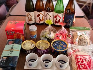 新プラン!八戸人気の食べ物お土産品(サバ棒すし、サバ缶、真イカうにみそ合え、漬物、せんべい、アップルパイ、お茶又はノンアルビール1本付き(※お酒は別途料金)