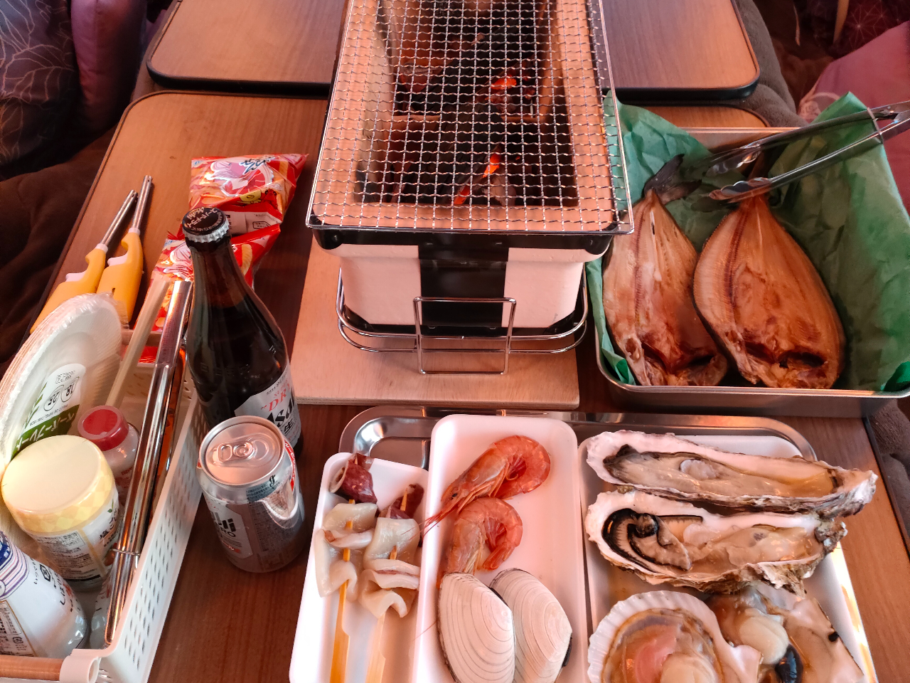 新プラン!炭火海鮮焼き、カキ、ホタテ、エビ、イカ串、白貝、ホッケ、おにぎり筋子・たらこ2個、お茶又はノンアルコールビール1本付き(アルコール類は別途料金で有り)