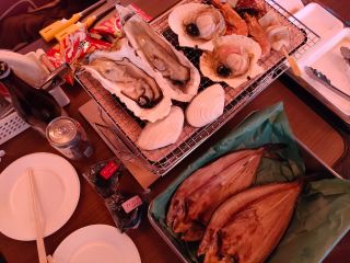 一人前:炭火海鮮焼き、殻付カキ2個、殻付ホタテ2個、エビ2尾、イカ串2本、白貝2個、ホッケ1尾、おにぎり2個(筋子・たらこ)お茶又はノンアルビール1本付きです。