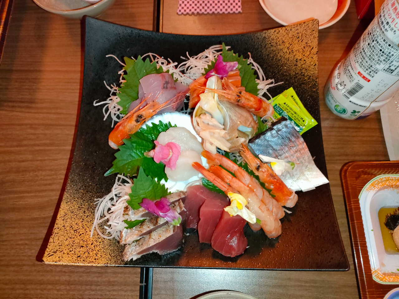 刺身盛合(写真は三人前)旬の魚介を味わえます!