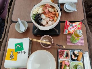 5人前の鍋に、一人ずつ「八戸折詰料理」が付きます!(ご飯も入ります)