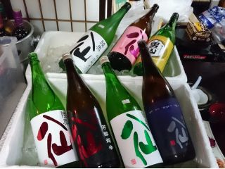 2021年日本酒消費者ランキング世界一位クランプリを獲得した八戸酒造の陸奥八仙の中から人気上位3銘柄を味比べしお召し上がりください。