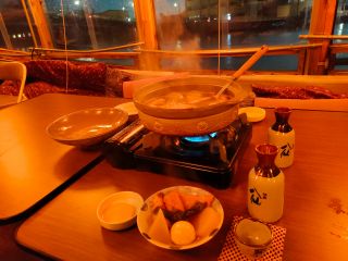 暖かこたつ屋形船で、おでん、熱燗(陸奥八選仙)お新香、おにぎりのお食事と景色をご堪能ください!