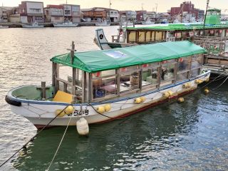 【八戸新井田川屋形船みらい号外観】少人数1名様〜8名様まで、貸切も可能です。